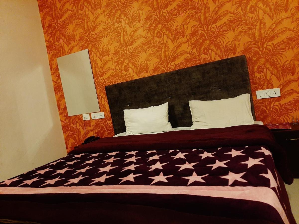Hotel Hollywood Zirakpur ภายนอก รูปภาพ