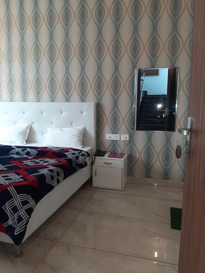 Hotel Hollywood Zirakpur ภายนอก รูปภาพ