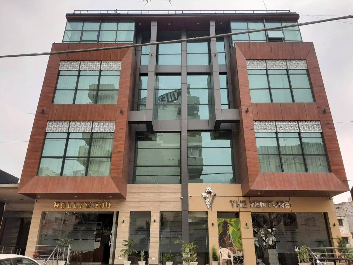 Hotel Hollywood Zirakpur ภายนอก รูปภาพ