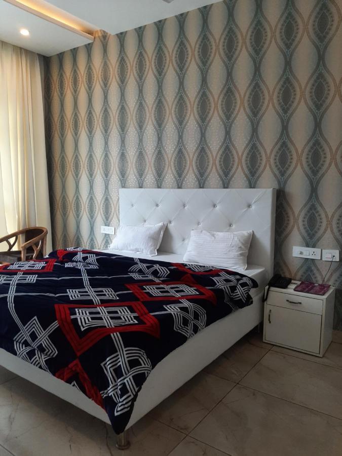 Hotel Hollywood Zirakpur ภายนอก รูปภาพ