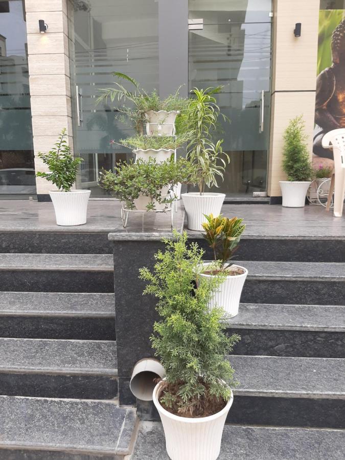 Hotel Hollywood Zirakpur ภายนอก รูปภาพ