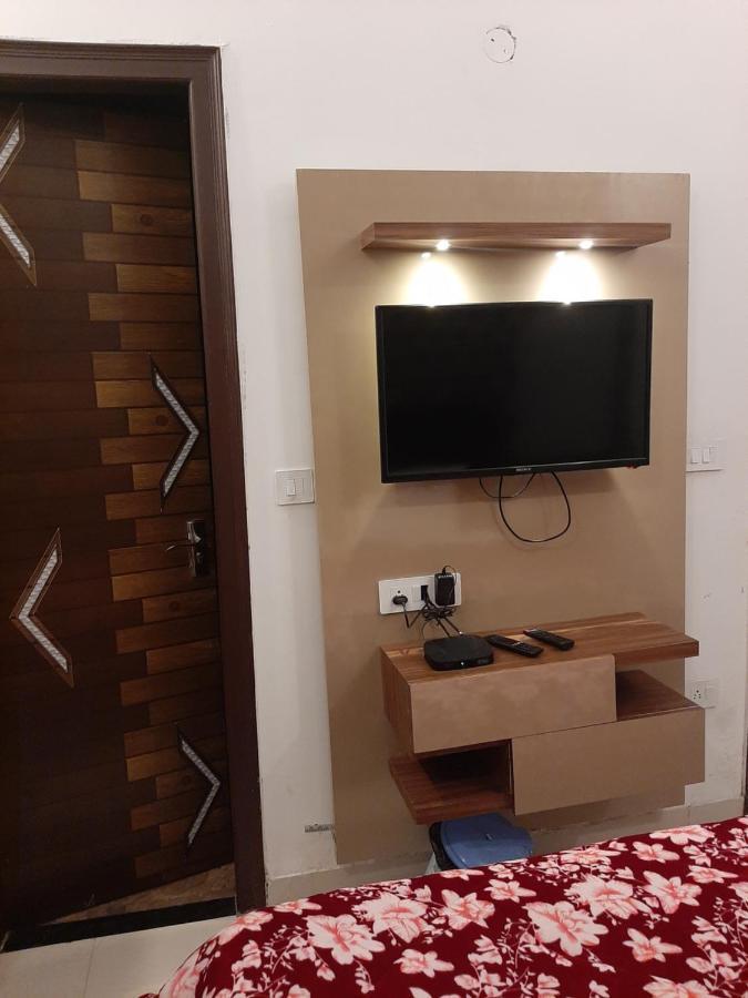 Hotel Hollywood Zirakpur ภายนอก รูปภาพ