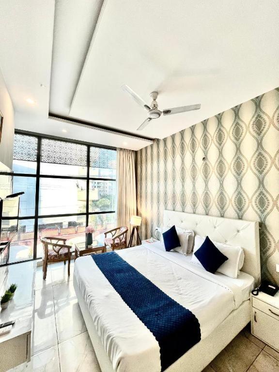 Hotel Hollywood Zirakpur ภายนอก รูปภาพ