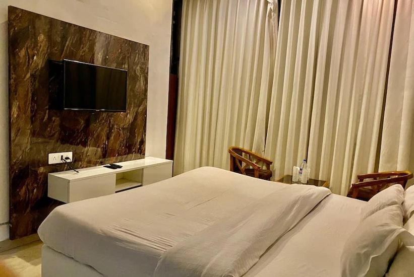 Hotel Hollywood Zirakpur ภายนอก รูปภาพ