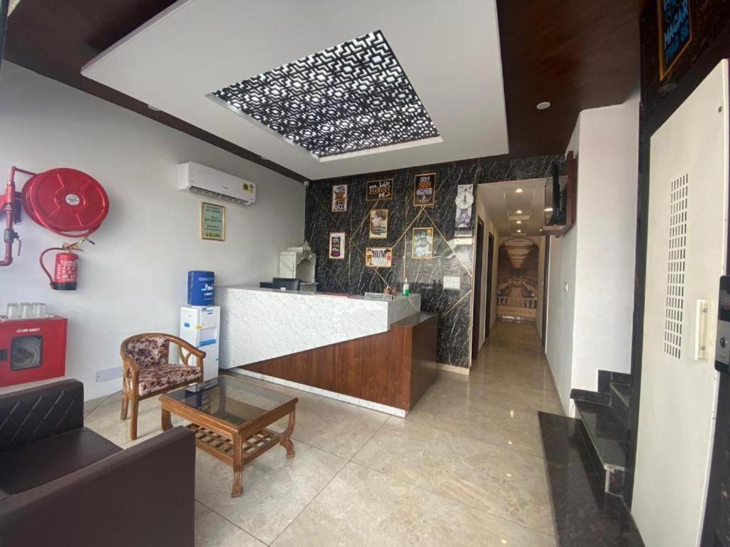 Hotel Hollywood Zirakpur ภายนอก รูปภาพ